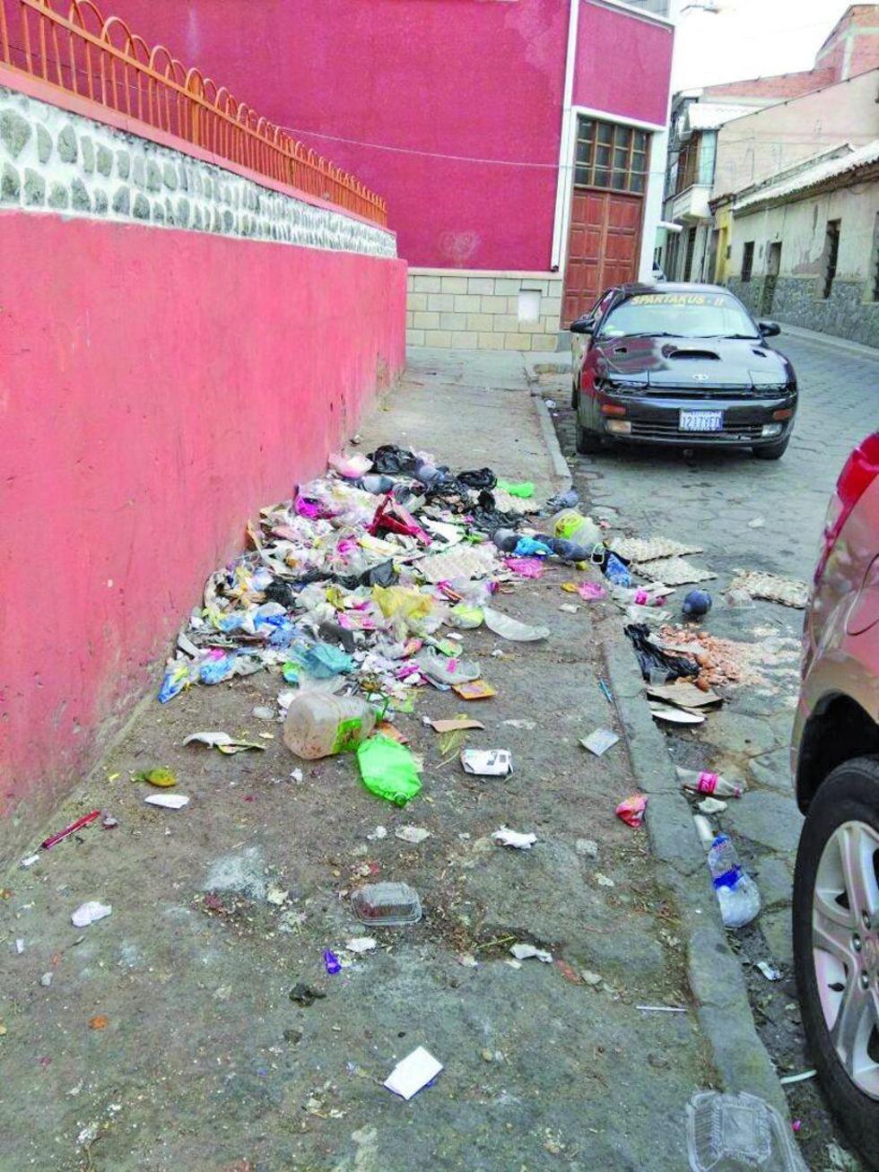 Denuncian que algunos “malos vecinos” dejan su basura en las calles