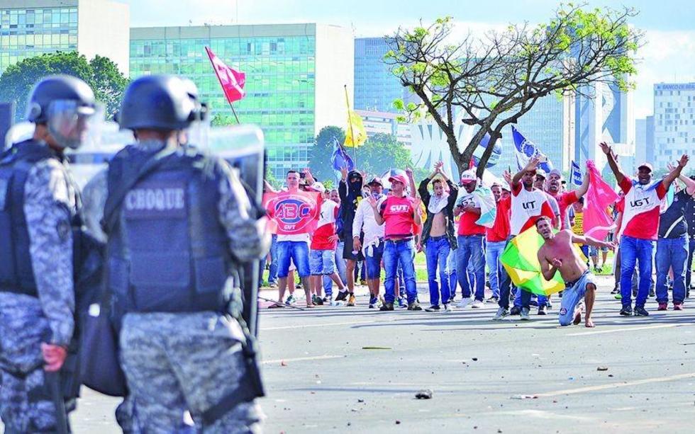 Miles de manifestantes protestan en Río contra el presidente Temer 