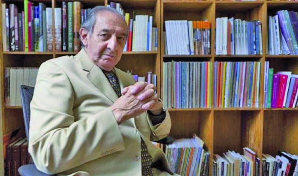 Poeta Lizalde recibe premio internacional C. Fuentes