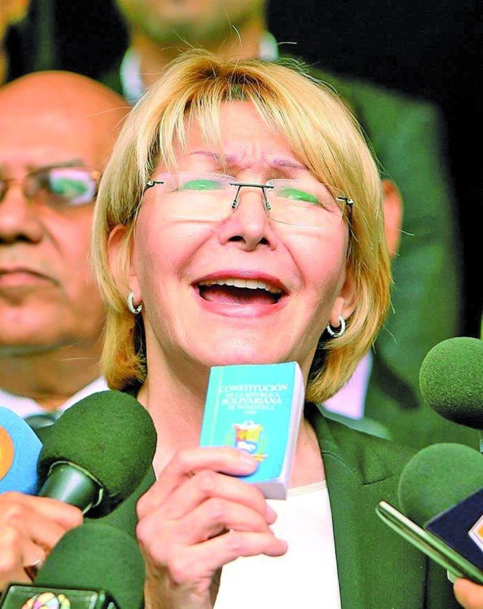 Fiscal pide no cambiar la Constitución