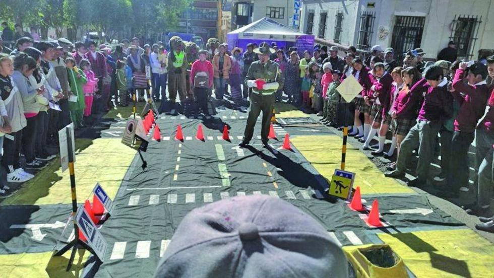 Policías imparten educación vial