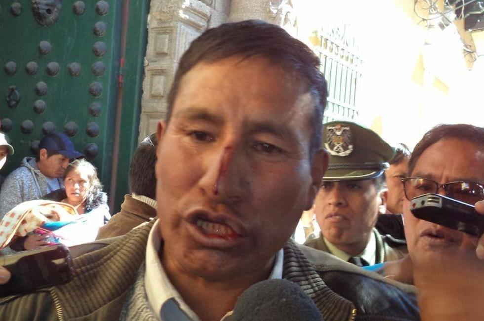 Mujeres golpean a dirigente acusado de lotear terrenos 