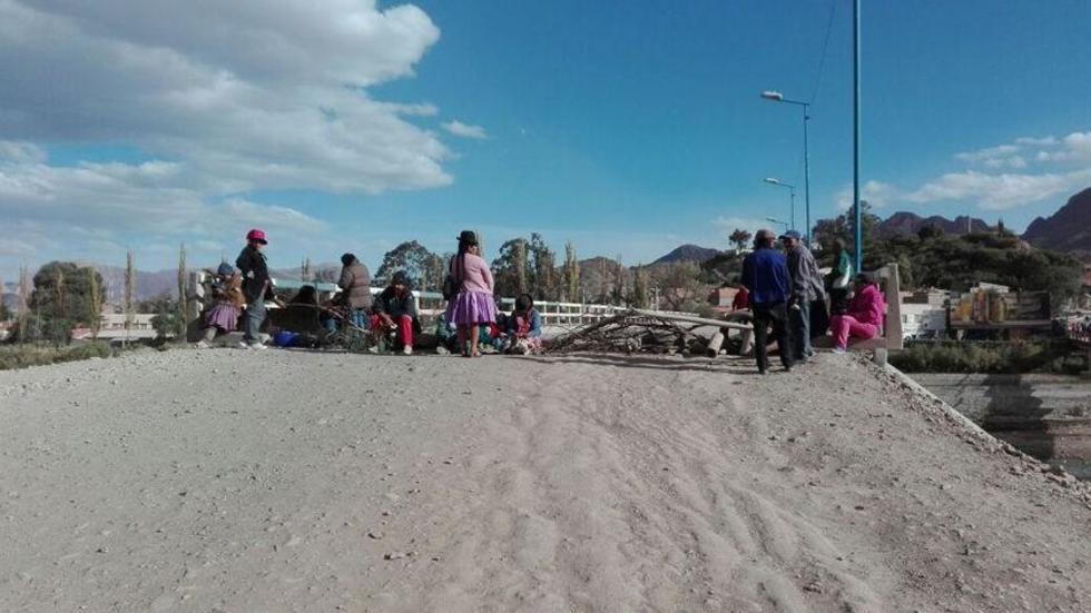 Los vecinos aún mantienen el bloqueo de vía a Tupiza