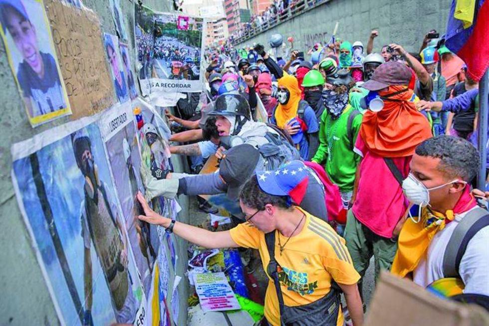 Maduro sienta una demanda contra un diario en Venezuela