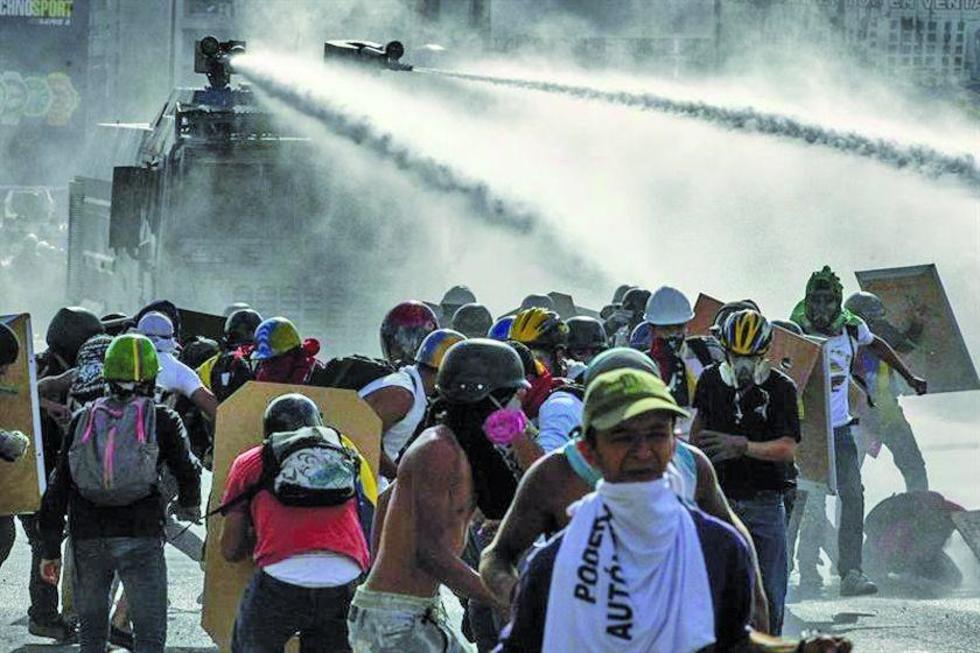 La oposición en Venezuela evalúa ir a una huelga nacional