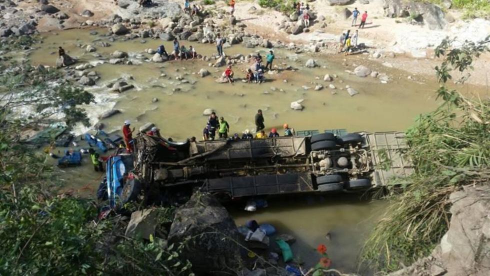 Bus cae en un río y deja cinco muertos
