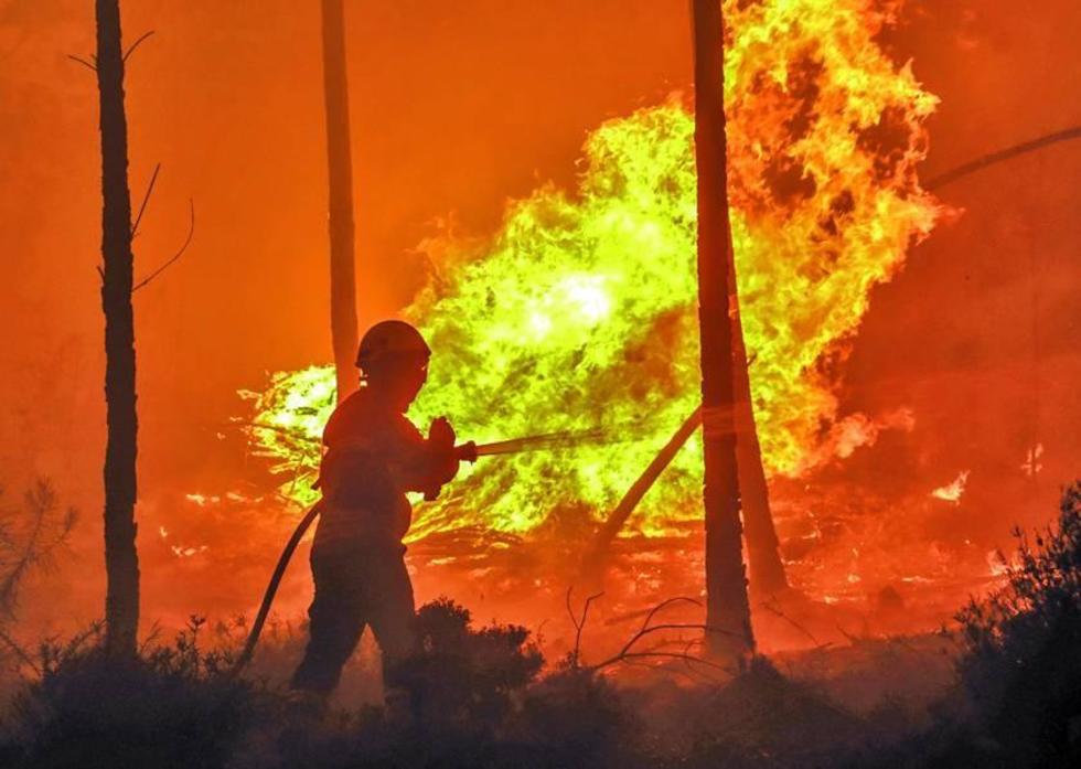 Más de 2 mil bomberos combaten el incendio aún activo en Portugal 