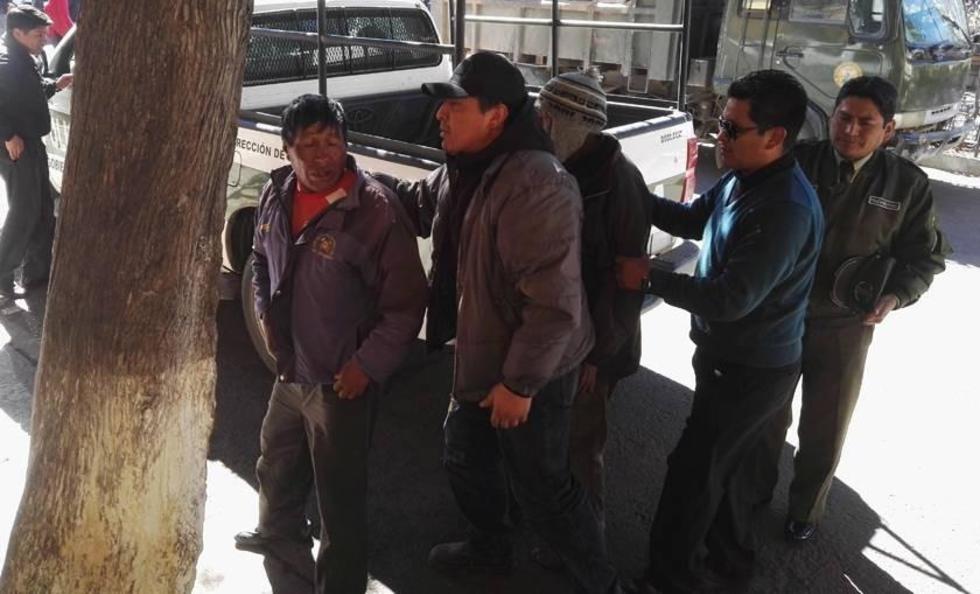 Aprehenden a tres personas que  quemaron vivos a 2 comunarios