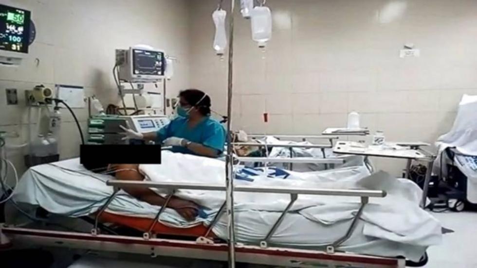 Una mujer se debate entre la vida y muerte en un hospital