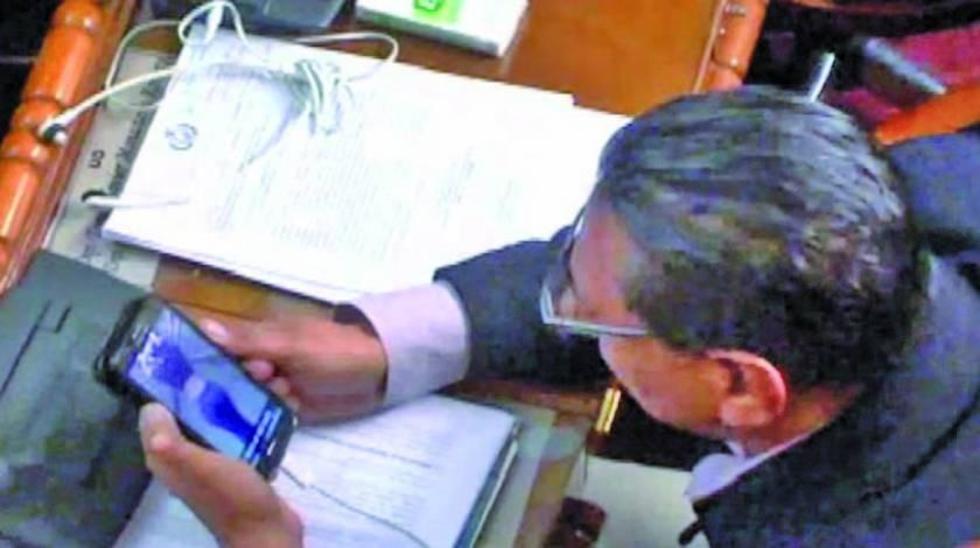 Diputado pide disculpas por ver un video en plena sesión