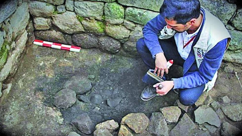 Hallan en  Machu Picchu  vasija inca y un piso de piedra