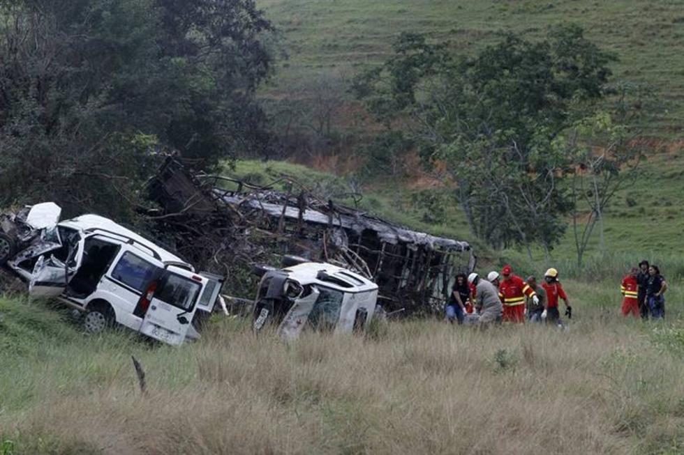 Múltiple accidente de tránsito en Brasil deja 21 personas muertas