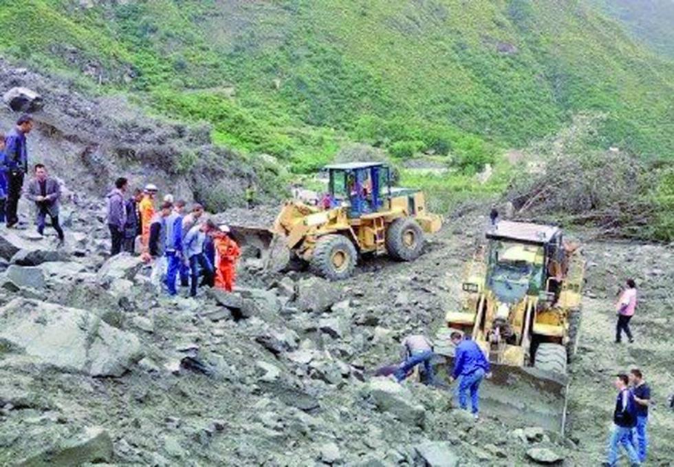 Deslizamiento de tierra deja 100 personas sepultadas