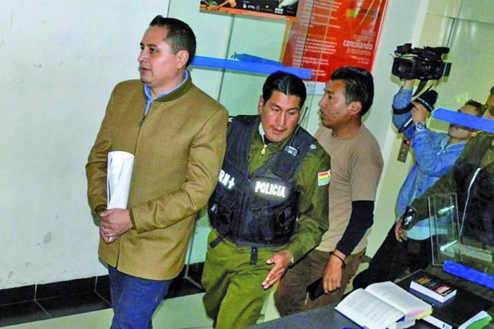 El expresidente de YPFB sigue en celdas por falta de custodio policial