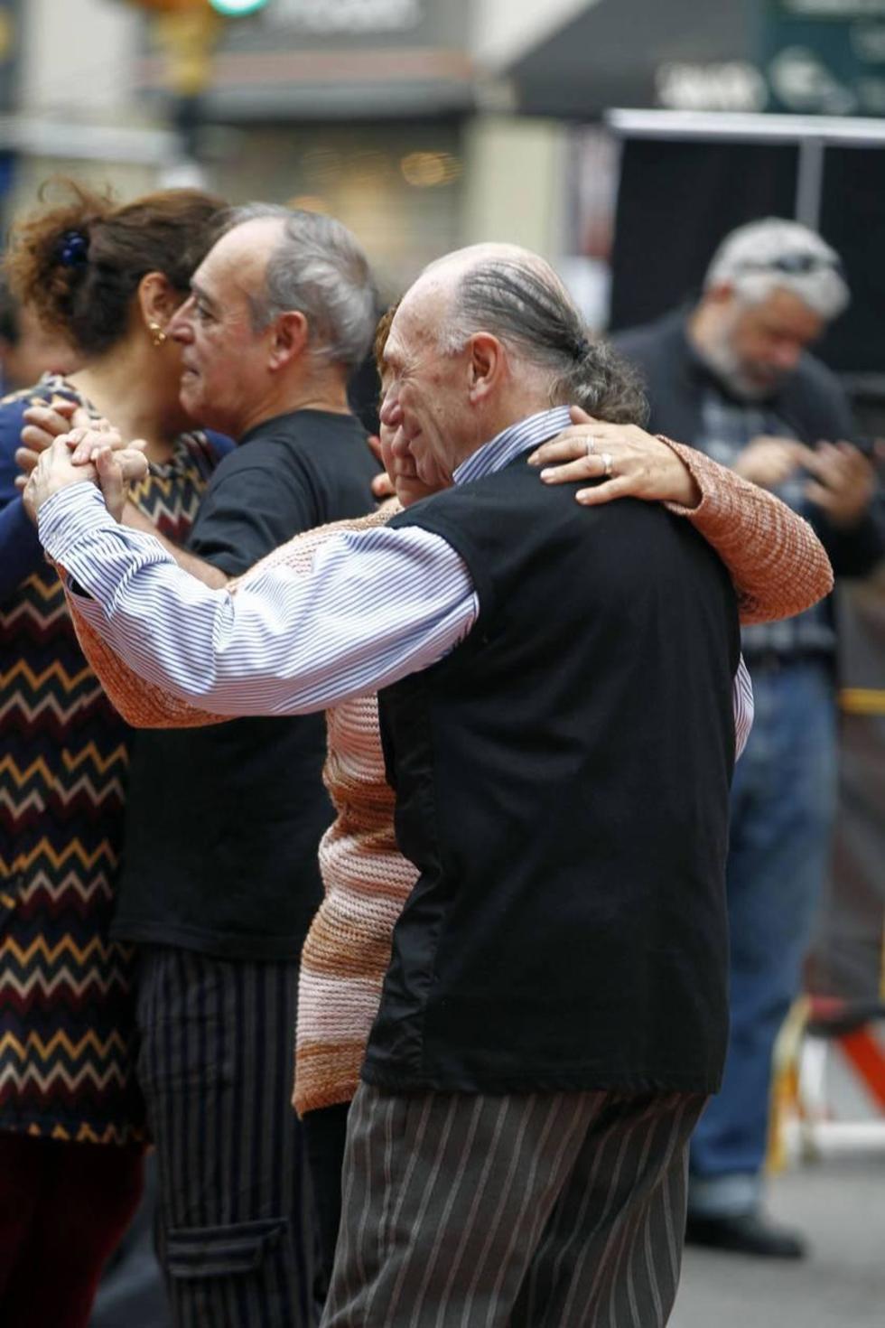 Cientos le bailan a Gardel a los 82 años de su muerte