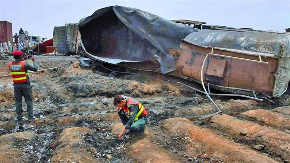 Explosión de cisterna deja 139 personas muertas en Pakistán