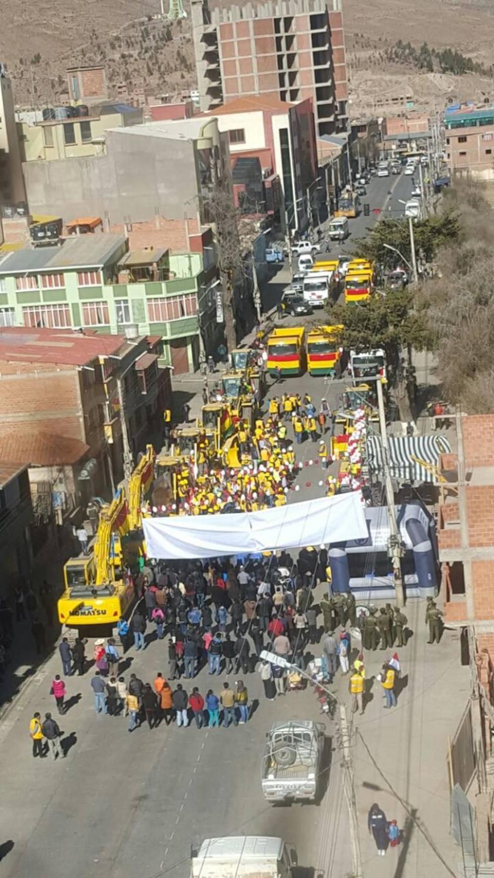 Gobernación entrega equipos para construir los caminos