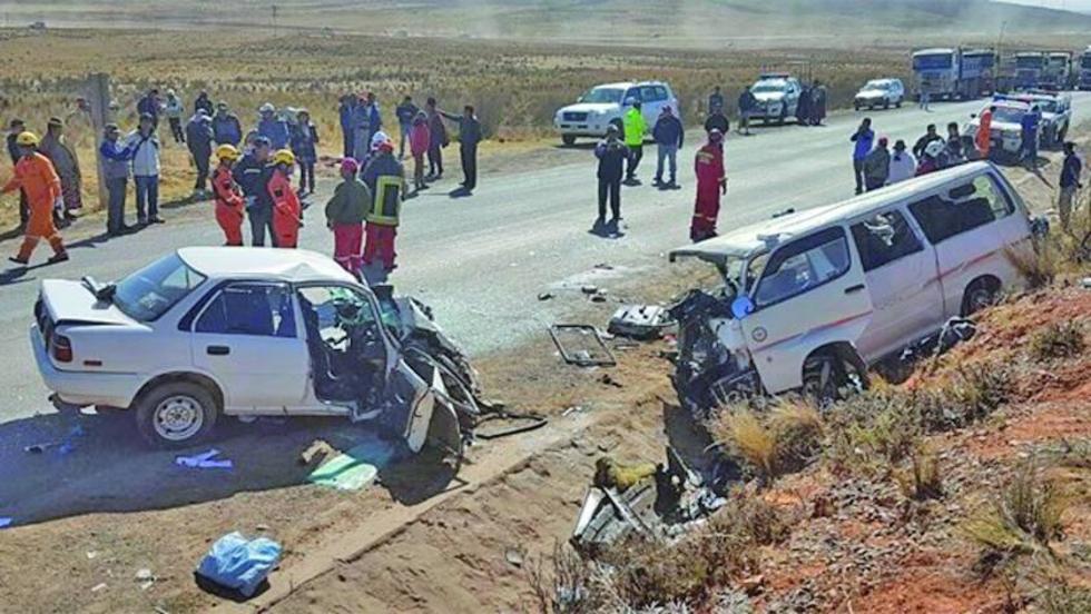 Colisión de dos vehículos en la vía La Paz - Desaguadero deja 8 muertos
