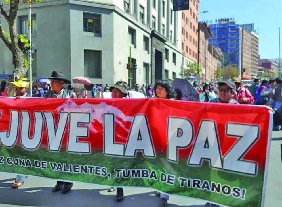 Vecinos protestan en contra del alza de las tarifas de electricidad