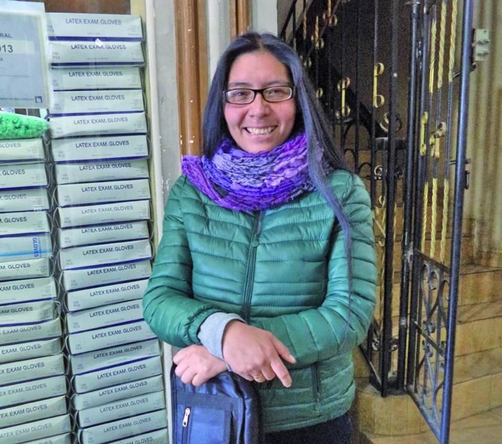 La artista Dennise Gálvez presenta su reciente creación titulada “De Viaje”