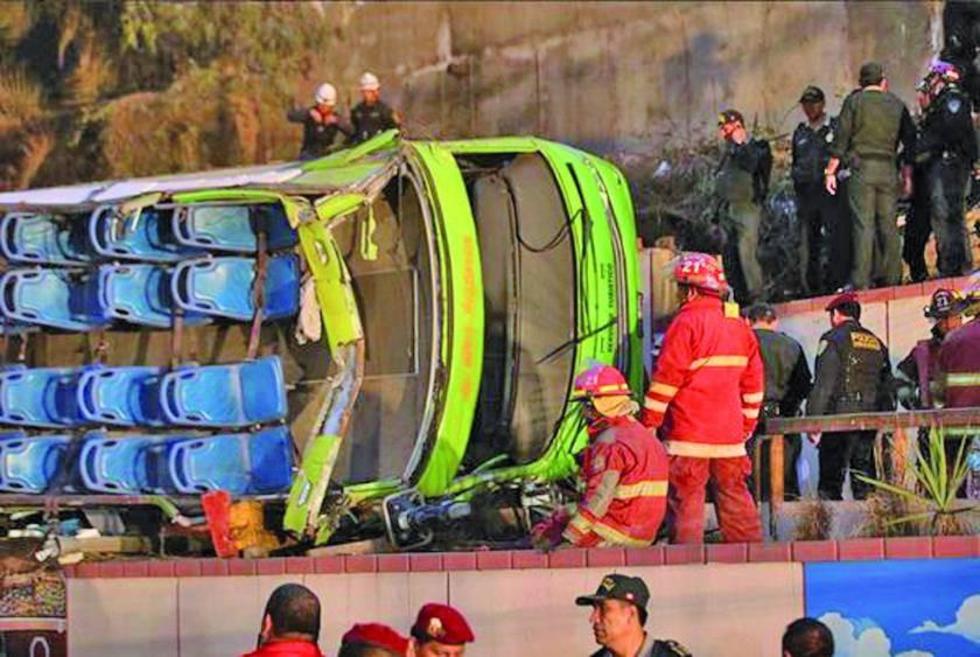 Perú: al menos, nueve fallecen en un accidente de un bus turístico