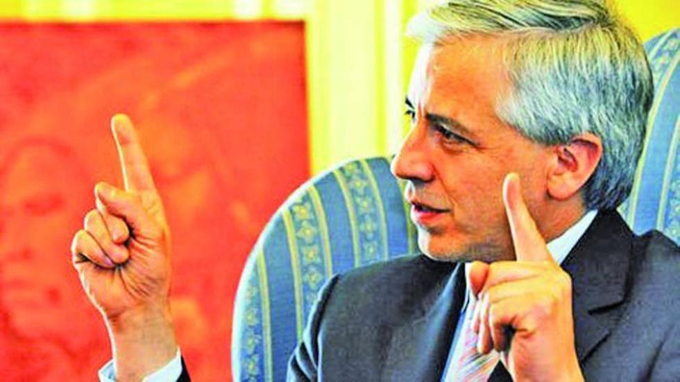 García presenta el texto que resume la historia de las mujeres en Bolivia