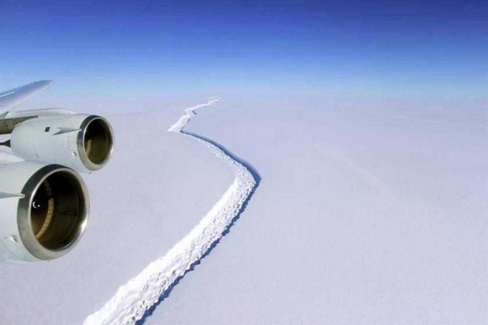 Un enorme iceberg se desprende de la Antártida y flota a la deriva