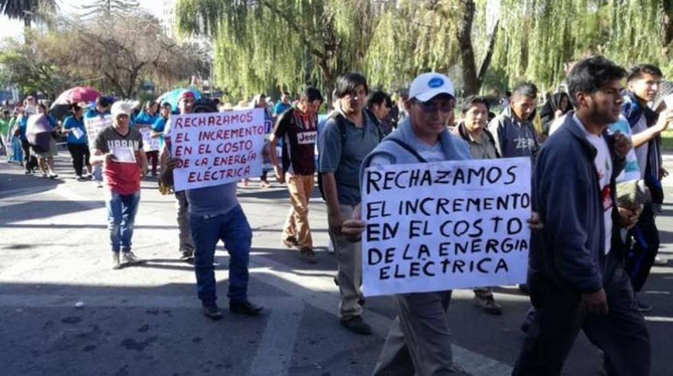 Dan plazo al Gobierno para que anule el alza de tarifa eléctrica 