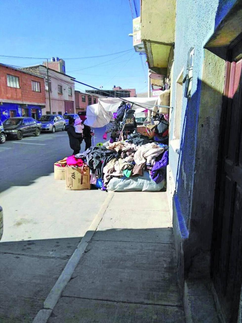 Comerciantes copan la acera y parte de la calzada