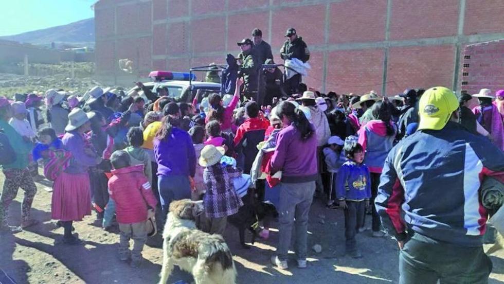 Cumplen con la entrega de ropa abrigada a las personas de siete zonas