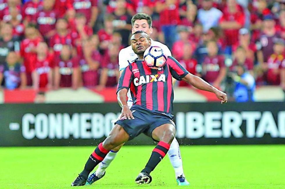 Corinthians empata con Paranaense 