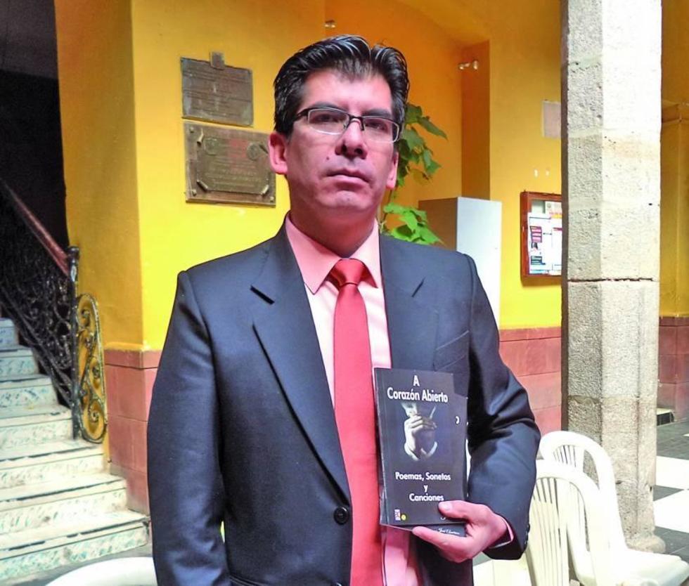 Presentan libro de poemas y sonetos