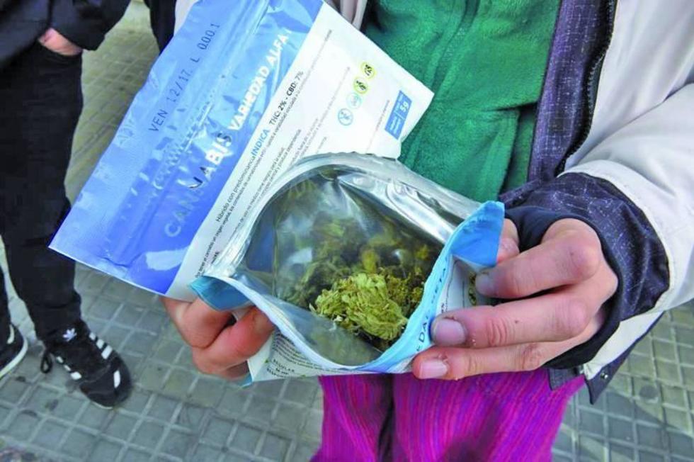 Uruguay inicia la venta de marihuana para uso recreativo