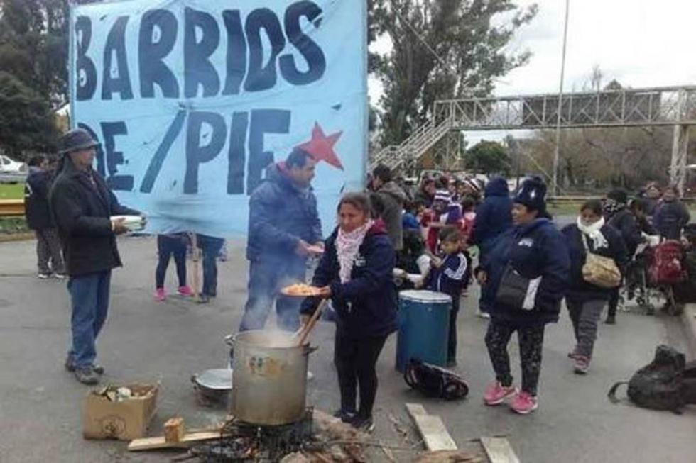  Protestan en Argentina con "ollas populares" y piden emergencia alimentaria