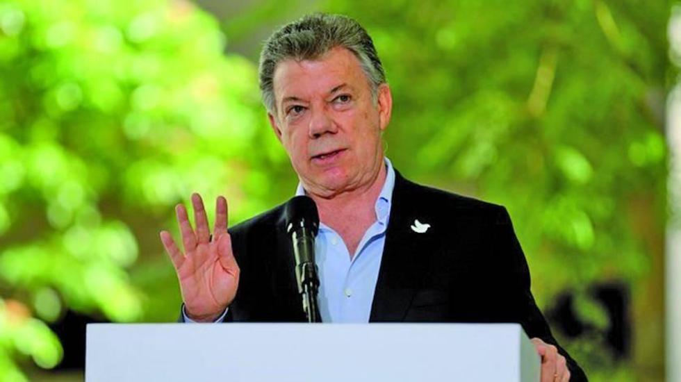 Santos entrega títulos de tierras a campesinos afectados por la violencia