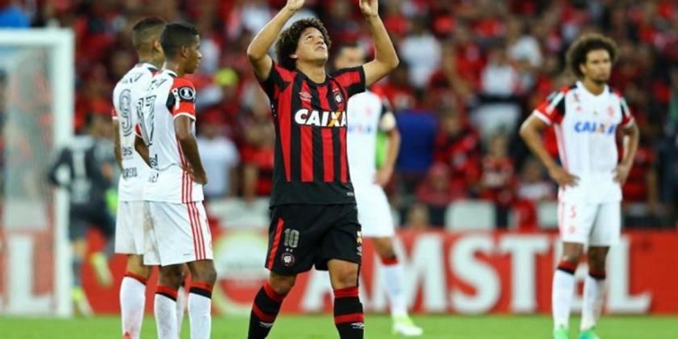 Flamengo vence por 2-1 a Coritiba