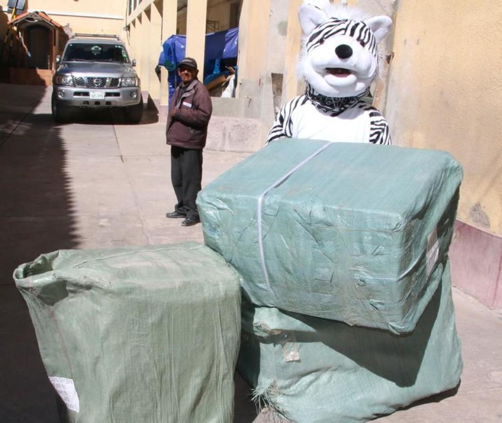 Aduana entrega juguetes  chinos incautados en 2016