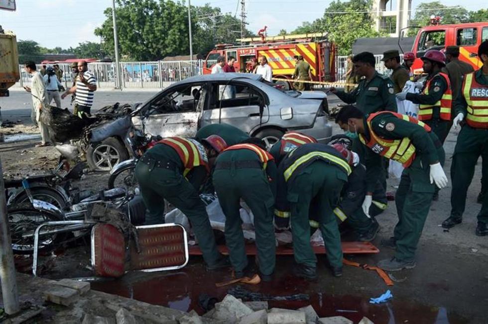 Ataque suicida con bomba en Pakistán causa 26 fallecidos