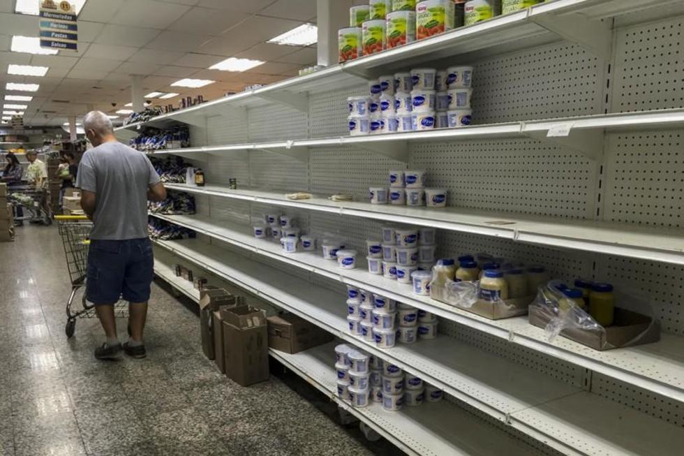 Venezolanos acopian gasolina y alimentos ante paro de 48 horas
