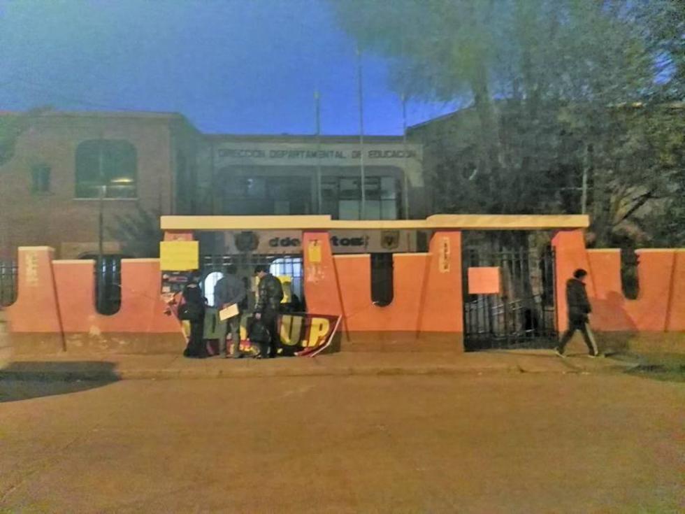 Maestros definen hoy si levantan la toma de edificios educativos