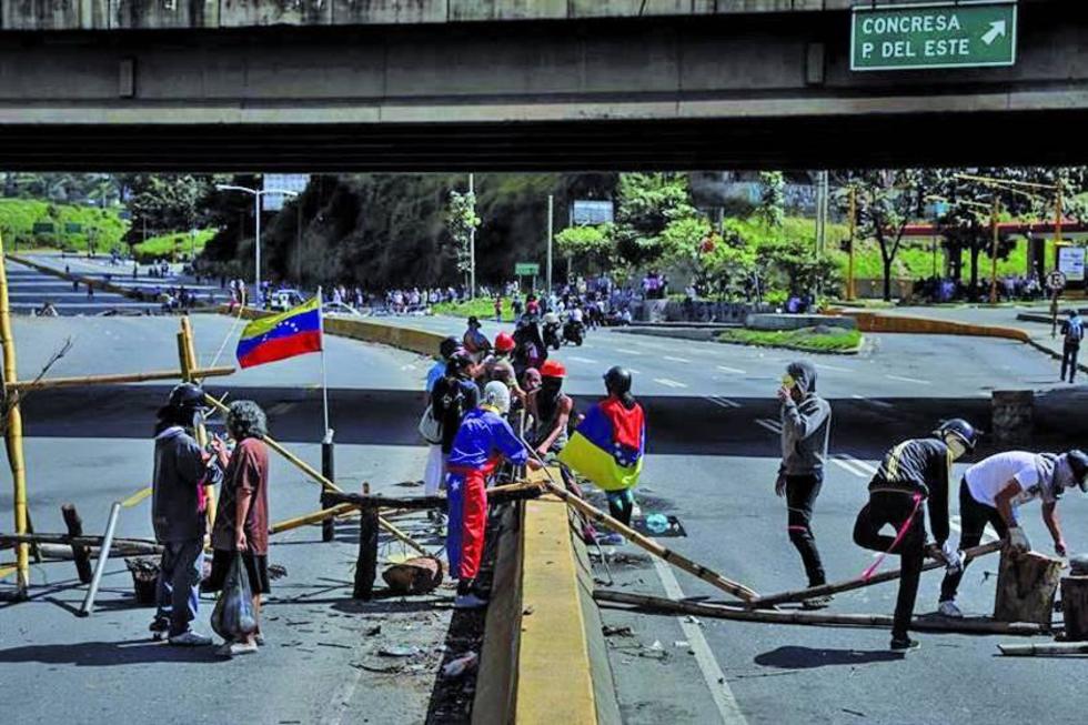 Un policía fallece en protestas y ya son 108 muertos en Venezuela  