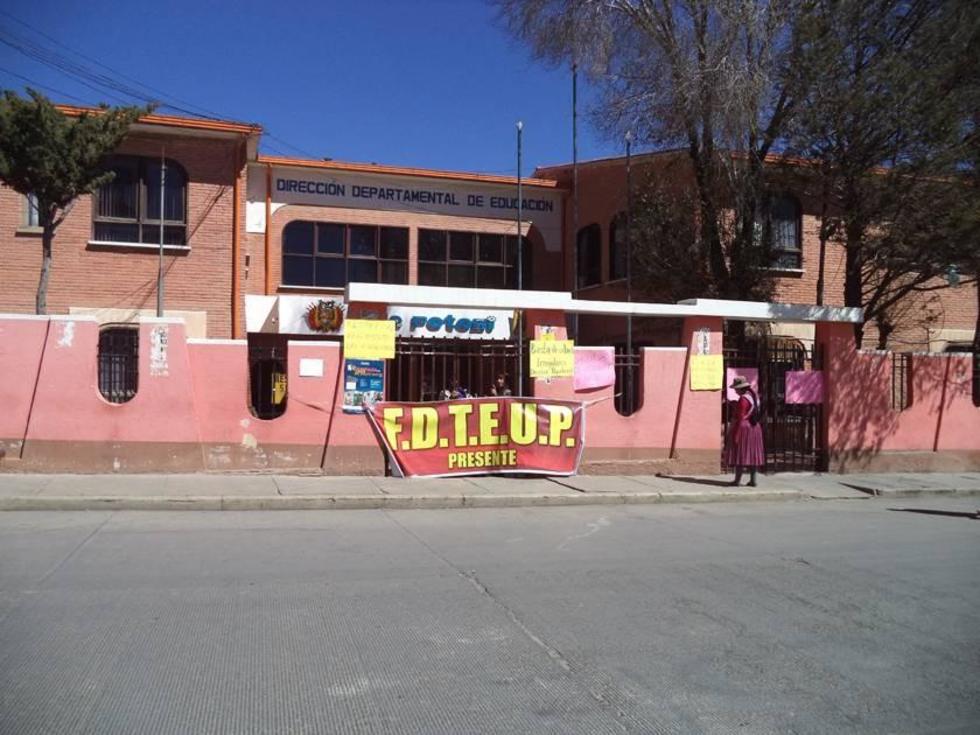 Se convocó a un paro de brazos caídos exigiendo que se respete la prelación para designar un nuevo director distrital de educación.   A-4