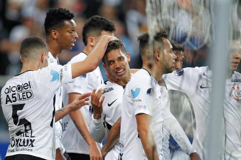 Corinthians cede empate pero sigue como líder 