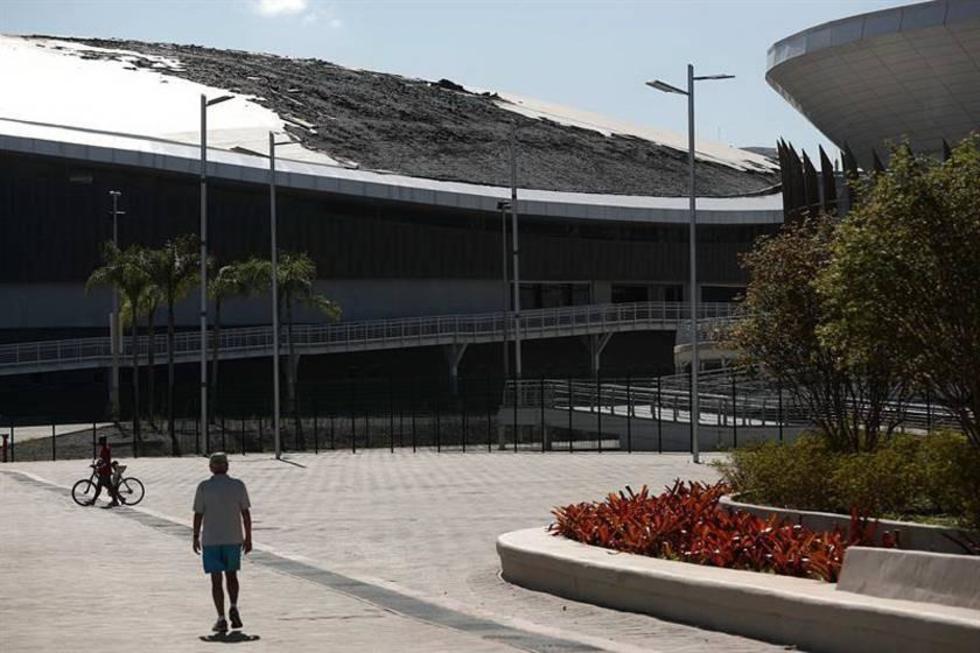 Incendio destruye tejado de velódromo de Río