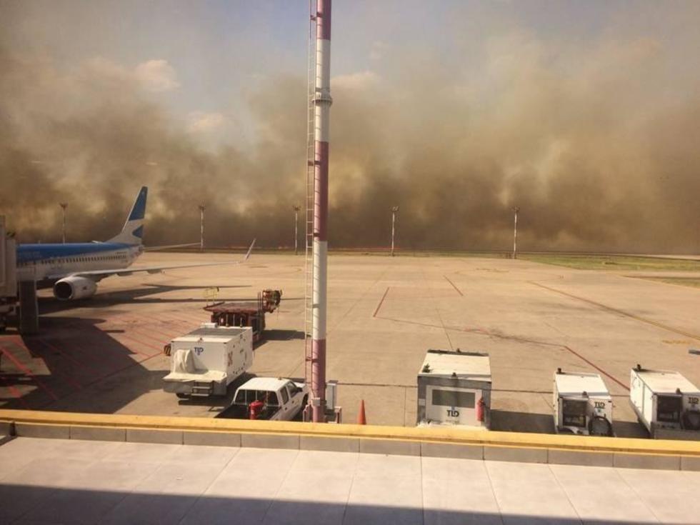 Un incendio de pastizales cercanos a Viru Viru obliga a suspender vuelos