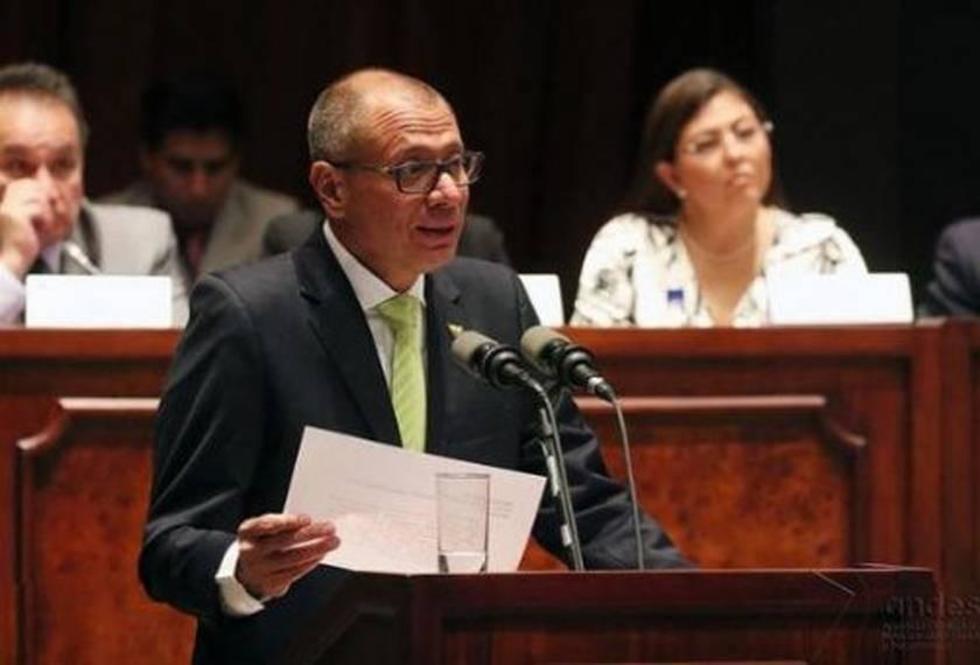 Presidente de Ecuador le retira las funciones a su vicepresidente 