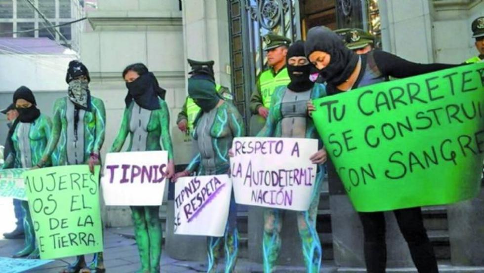Mujeres se pintan el cuerpo y piden respeto por la reserva natural
