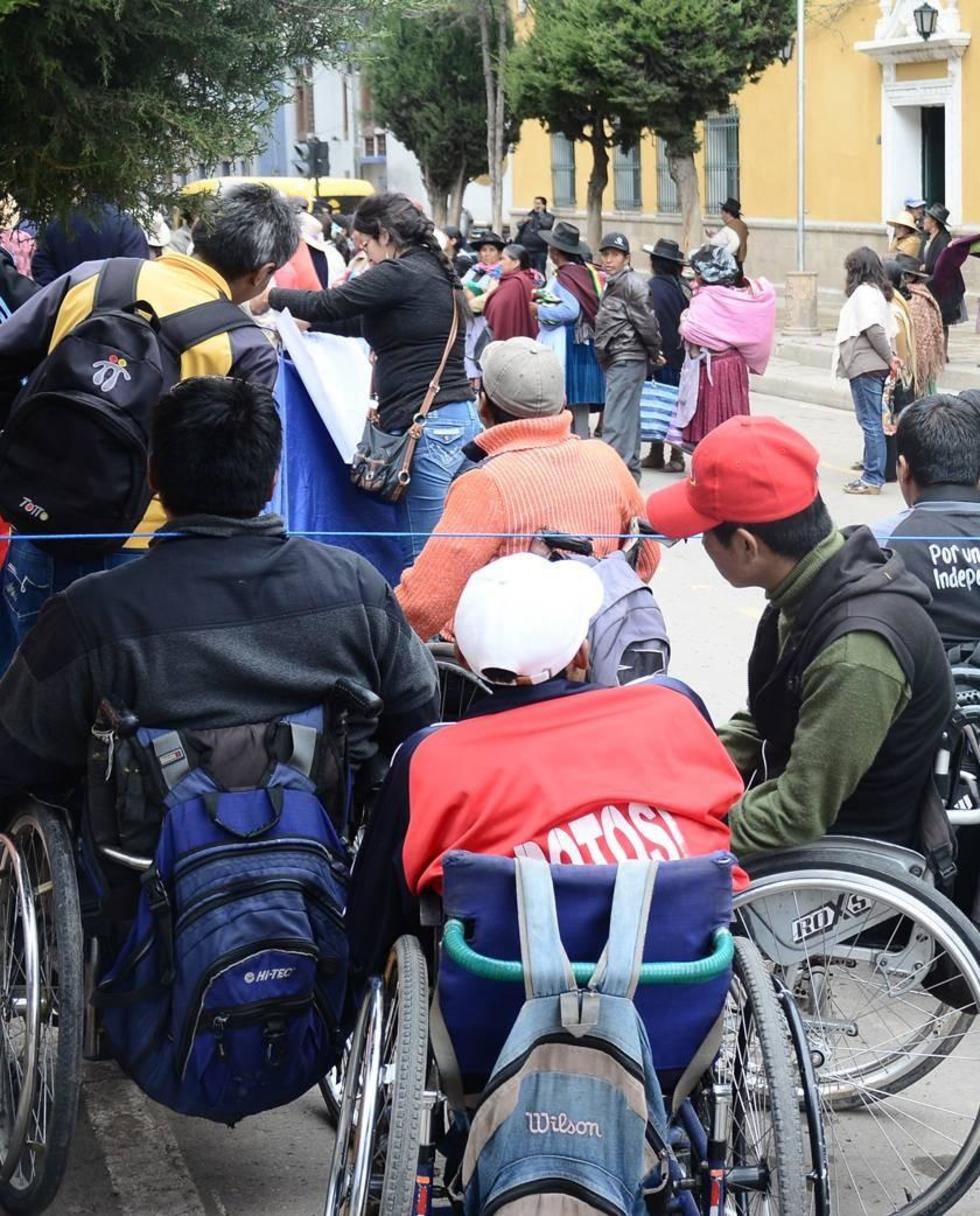 Personas con discapacidad entregan su acreditación