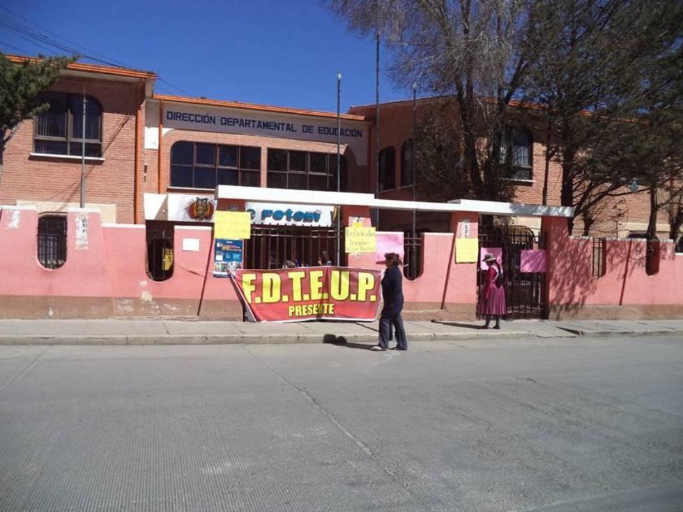 Magisterio urbano aún mantiene el paro de las actividades escolares 