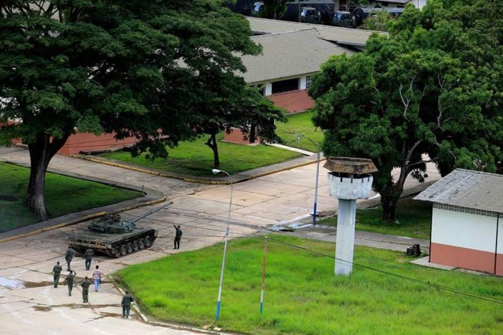 Activan búsqueda de atacantes de fuerte militar en Venezuela